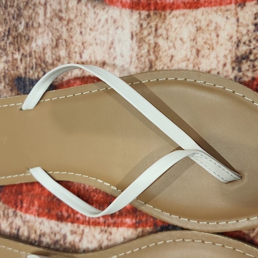 Old Navy thong flip flops - Picture 2 of 6